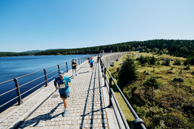 Rekordní Jizerská 50 Run! Do Bedřichova dorazilo skoro 3000 běžců