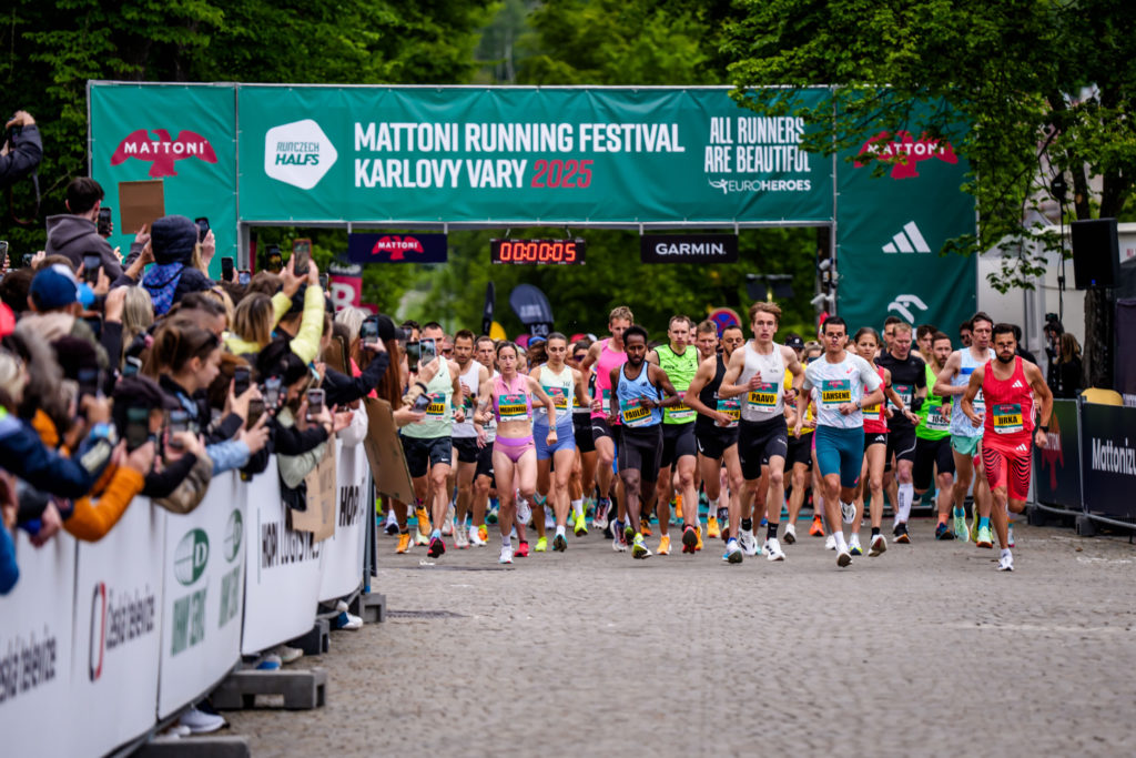 Tisíce běžců a fanoušků zaplavily Karlovy Vary: Běžel se Mattoni 1/2Maraton