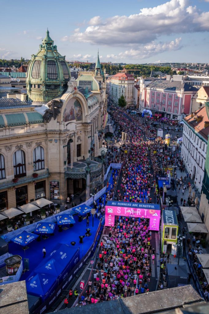 Večerní běh Prahou přepsal listinu národních rekordů dvakrát. Roli českých favoritů potvrdili Vích a Hrochová