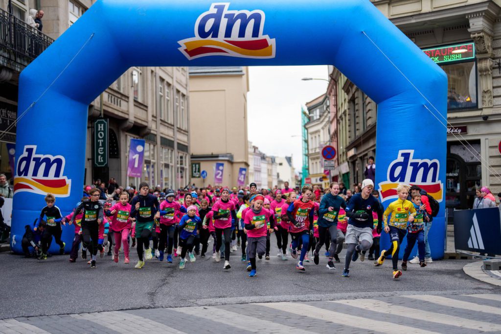 Běžeckou sezonu RunCzech uzavřel trail v Liberci. Hlavní závod ovládli Zajíc a Hudcová
